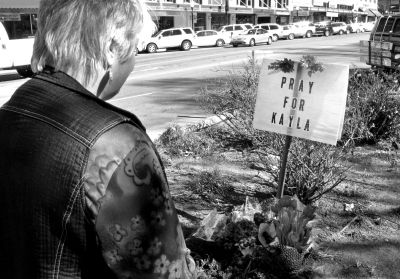 2月10日，美國亞利桑那州，民眾獻花悼念遇難的美國人質(zhì)米勒。圖/東方IC