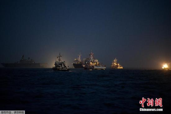當(dāng)?shù)貢r(shí)間2014年4月24日，搜救人員在全羅南道珍島郡海域24小時(shí)不分晝夜的搜尋沉船事故失蹤者。