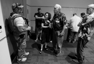 　5月3日，警察在案發(fā)后暫時(shí)阻止與會(huì)者離開展覽。