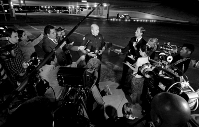 警方發(fā)言人接受記者采訪。