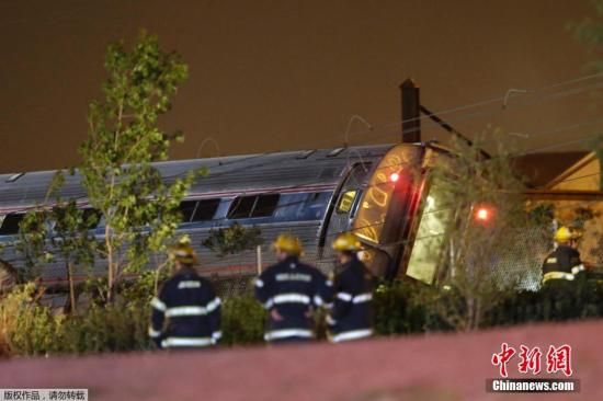 當(dāng)?shù)貢r間5月12日晚，一列美國鐵路公司的火車在費城弗蘭克福段脫軌，導(dǎo)致至少50人受傷。