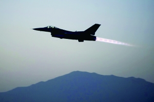 美國(guó)軍方19日證實(shí)，一架美軍F-16戰(zhàn)斗機(jī)上周在阿富汗東部遭到地面火力攻擊，受損嚴(yán)重，不得不拋掉兩個(gè)油箱以及多件武器彈藥才勉強(qiáng)返航。事發(fā)區(qū)域主要受塔利班控制。過(guò)去，塔利班武裝組織曾經(jīng)數(shù)次使用小型火力擊落美軍直升機(jī)，但從未擊中能在高空超音速飛行的F-16戰(zhàn)斗機(jī)。