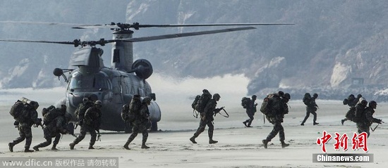資料圖：當?shù)貢r間2014年11月10日，韓國海陸空三軍啟動了“2014護國演習”。