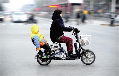 昨日下午，隴海西路桐柏路口，紅燈亮起的瞬間一輛電動車闖過路口。