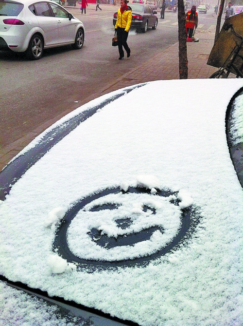 一月十五日上午，有汽車(chē)披著一身的雪裝，從經(jīng)開(kāi)區(qū)回到市區(qū)。
