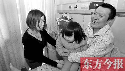 李剛患骨肉瘤急需手術(shù)，最放心不下的就是他的妻子、女兒