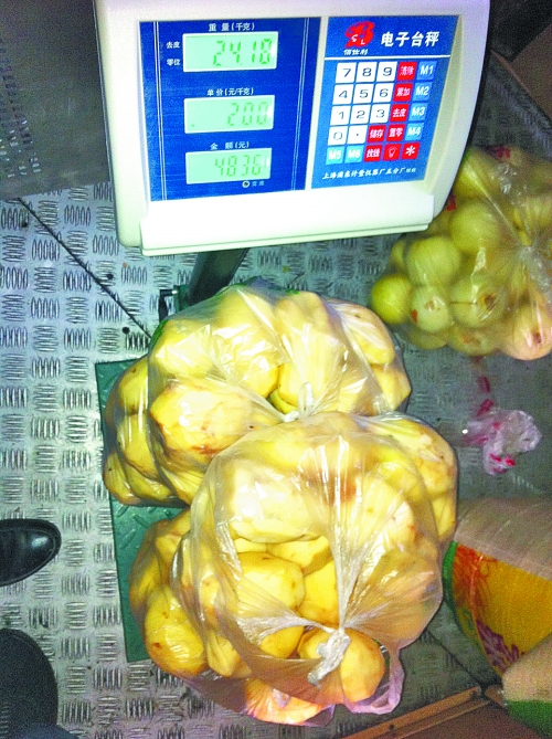 發(fā)料單上寫(xiě)著土豆30千克，實(shí)際為24.18千克。