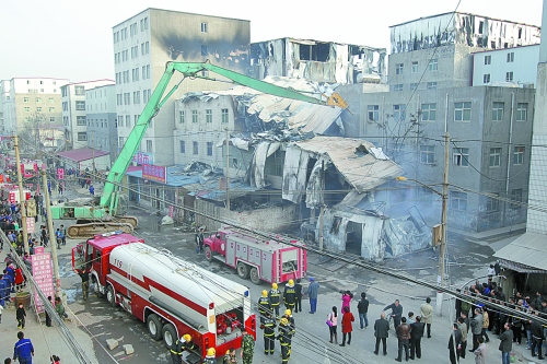 風助火勢，6座相鄰的居民樓加建的板房樓陸續(xù)被大火引燃。