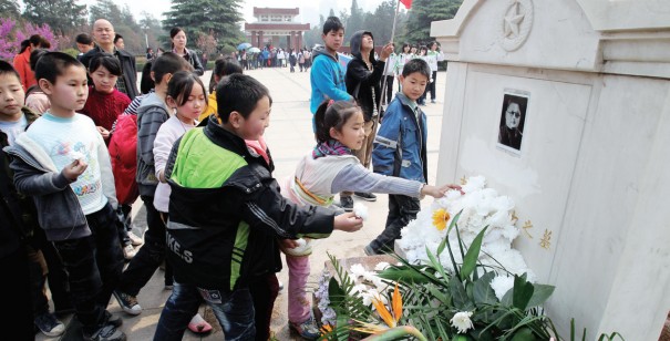 昨天上午，來鄭州市烈士陵園祭掃的小學(xué)生將百花擺放在吉鴻昌烈士墓前