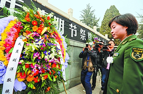 　　4月4日,我國首位女航天員劉洋來到林州市烈士陵園。在烈士紀念碑前,劉洋和眾人一起列隊肅立默哀致敬