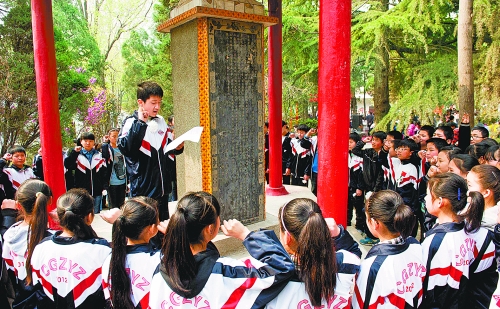 　　4月3日,宜陽縣1000余名師生通過獻花、宣誓、掃墓、讀祭文等形式緬懷革命先烈。 田義偉 攝