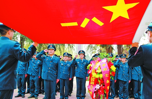 　　“我宣誓:保衛(wèi)祖國藍天不受侵犯!”4月3日,濟空某部的官兵來到內鄉(xiāng)縣烈士陵園掃墓,通過敬獻花籃、