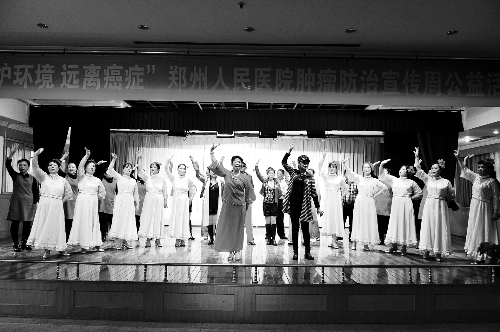 昨日，鄭州人民醫(yī)院舉辦了一臺(tái)特殊的晚會(huì)，表演的和看表演的大都是癌癥患者 河南商報(bào)記者 王春勝/攝　