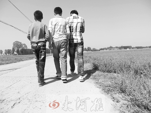 親眼目睹小伙伴在自己面前慘遭橫禍,三個(gè)孩子變得異常沉默。