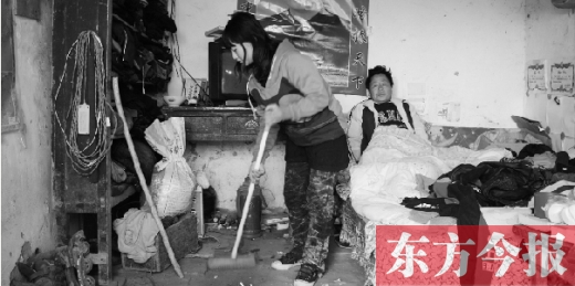 　寧陵縣趙村鄉(xiāng)大楊莊村，16歲的王香浦在打掃家里的衛(wèi)生，床上躺著她的爸爸　