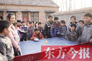 坐著輪椅的小宗成和同學們一塊打乒乓球，這是他感到最快樂的事