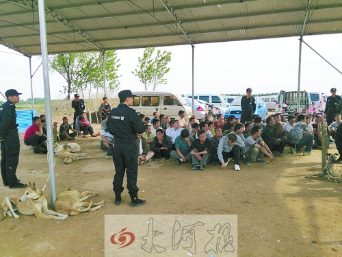 民警突襲賭場，64名涉案人員全部落網(wǎng)。