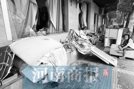 　多間臨街商鋪夜間被砸，店里的沙發(fā)、貨品等被搬到了戶外  侯建勛/攝