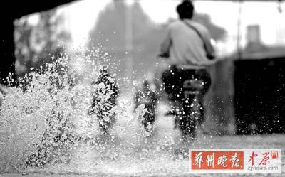航海路鐵路立交橋下，一個(gè)窨井冒出半米多高的“噴泉” 鄭州晚報(bào)記者 馬健 圖