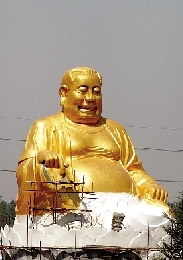 　4月25日，洛陽龍華歡樂園，網(wǎng)上引起熱議的“大背頭彌勒佛”。