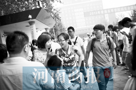 考場外，家長用溫暖的笑容迎接孩子