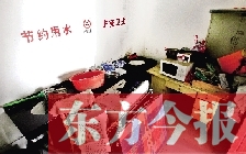 廁所進門中廳，擺放著灶臺、餐桌、床鋪等，乍一看像個客廳