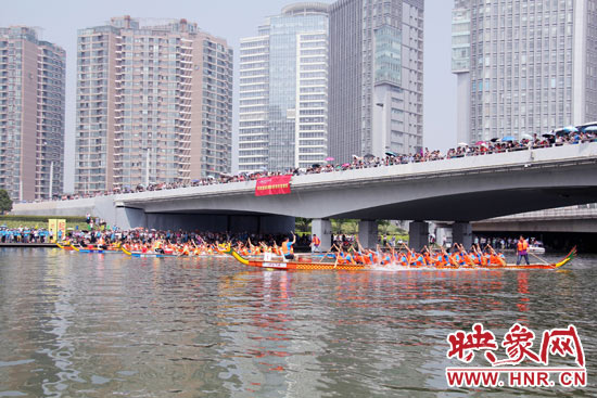 6月11日，2013中華軒轅龍舟大賽，在鄭州東區(qū)的如意湖舉行。