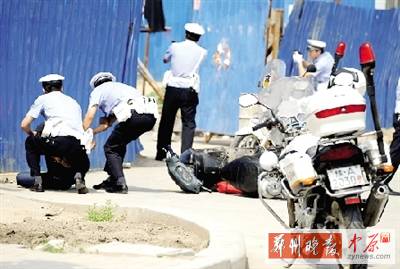 　一名歹徒被抓獲，另一名歹徒持槍劫持了一名門衛(wèi)。