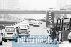 紫荊山立交橋上橋口，已經(jīng)有非綠標(biāo)車禁止通行的標(biāo)志 王春勝/攝