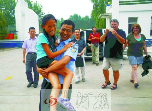 黨心松一行人剛下車，楊衛(wèi)軍就一把抱起了她，流露出幸福的笑容，不遠(yuǎn)處史蒂夫拍照銘記這一刻。