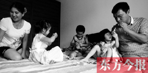 昨日，鄭州市民蔣先生的家中，一家人陪著妞妞（右二）玩耍