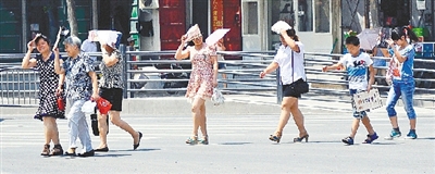  街頭，遮擋陽光是一門“技術(shù)活”。