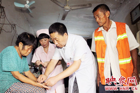 鄭州市管城區(qū)人民醫(yī)院院長張彥軍親自為謝秀進(jìn)診斷，并為他們帶去了500多元的治療藥品。