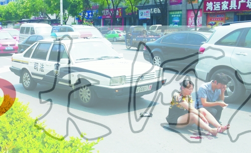 事故發(fā)生后，警車司機（右）下車查看傷者并撥打120，倆“領(lǐng)導(dǎo)”穩(wěn)坐車內(nèi)引發(fā)圍觀者不滿。