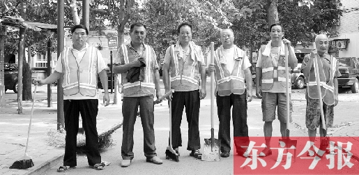 昨天下午6點，6名環(huán)衛(wèi)工人相伴乘坐B1返回27公里外的花園口村。