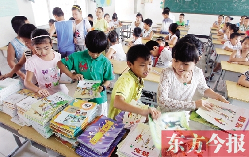 昨日，鄭州市中小學開學，鄭州市帝湖小學教室內(nèi)，學生們在免費領(lǐng)課本