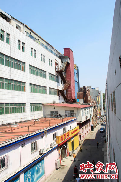 該家具賣場共6層樓，第7層建筑與其他樓層風格迥然不同，有明顯后期加蓋痕跡