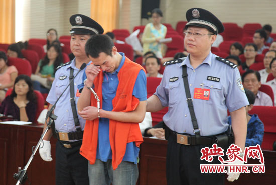 庭審現(xiàn)場(chǎng)，幾度流下淚水的小偉，后悔當(dāng)初太過(guò)沖動(dòng)。魏海勇-攝