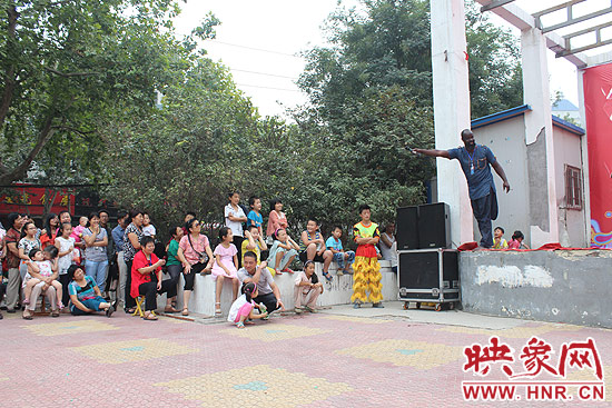 塞內(nèi)加爾羅斯和旋律鼓團(tuán)創(chuàng)辦者羅斯現(xiàn)場與觀眾互動