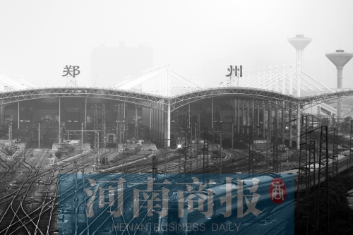 從解放路立交向南望去，火車站南側(cè)一座高樓在霧霾中若隱若現(xiàn)