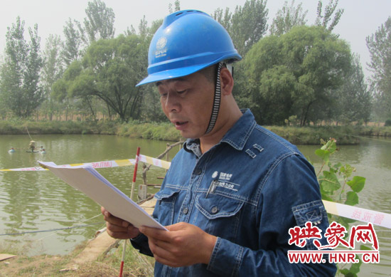 登塔之前，樊建軍在做最后的安全指示