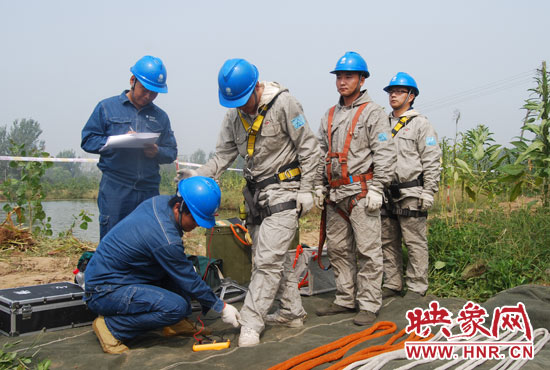 “弟兄們”每次上塔作業(yè)，樊建軍都要認(rèn)真核對(duì)檢查，不容一絲失誤出現(xiàn)。