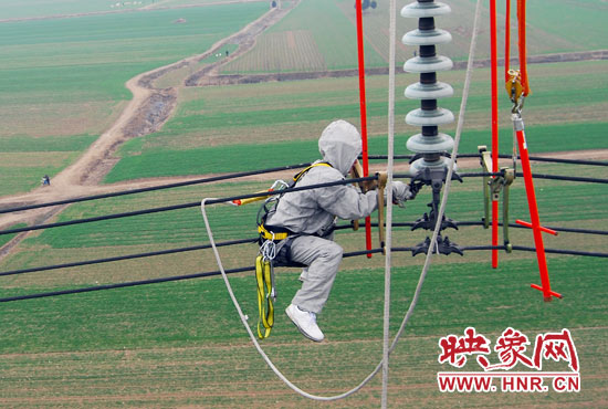超高壓輸電線(xiàn)是樊建軍工作的主戰(zhàn)場(chǎng)，他現(xiàn)在雖然不經(jīng)常登塔，但在塔下卻并不輕松。