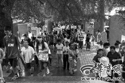 每天都有大量游客涌來(lái)，探訪他們心目中的少林