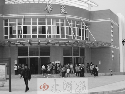 學(xué)生們排隊進(jìn)入食堂就餐，對于統(tǒng)一15元的收費標(biāo)準(zhǔn)，不少學(xué)生和家長很不理解。