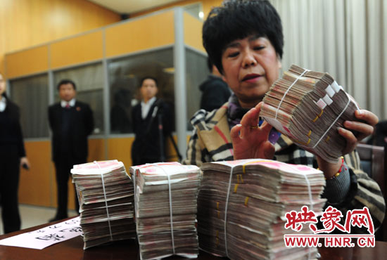當(dāng)天共發(fā)放執(zhí)行款4110萬(wàn)元。其中，支票4018萬(wàn)元，現(xiàn)金92萬(wàn)元。