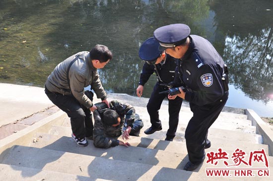 該男子滾入冰冷的金水河，嗆了幾口污水，連滾帶爬從水中出來，隨后被金水路派出所民警救上岸。