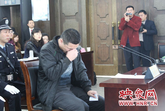 庭審現(xiàn)場，被告人常樹民哽咽著宣讀手中的悔恨書。