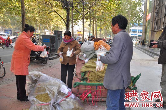 在賣粉條的時候,還有市民給他們送飯。