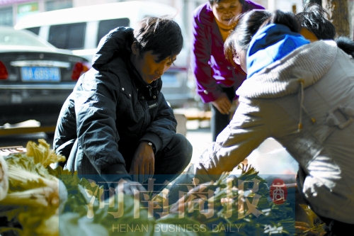 附近的市民得知了他的遭遇，紛紛前來買菜